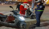 圣诞老人骑电车送礼物违章被查 交警表示罚款20元