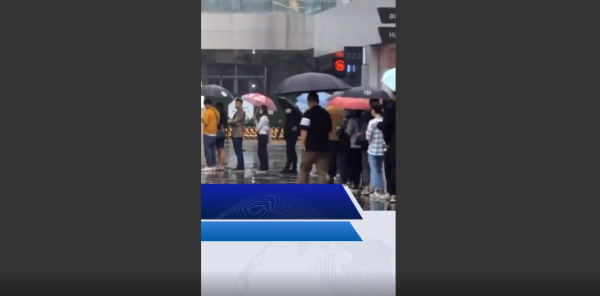 十三依然香！iPhone13发售北京三里屯苹果店外顾客冒雨排队