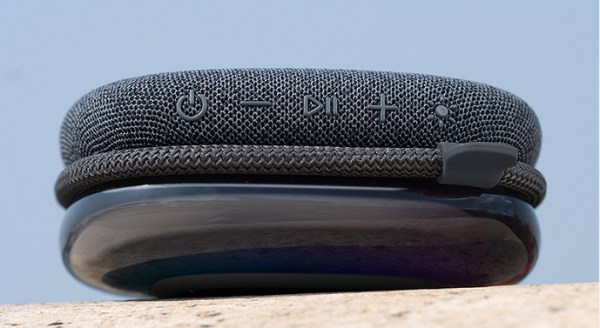 声动出彩！飞利浦S2307便携式音箱澎湃上市，潮酷户外氛围神器。